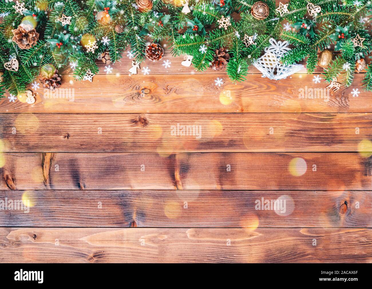 Weihnachten Hintergrund mit Tannenzweigen, Kegel, Schneeflocken und Dekorationen Stockfoto