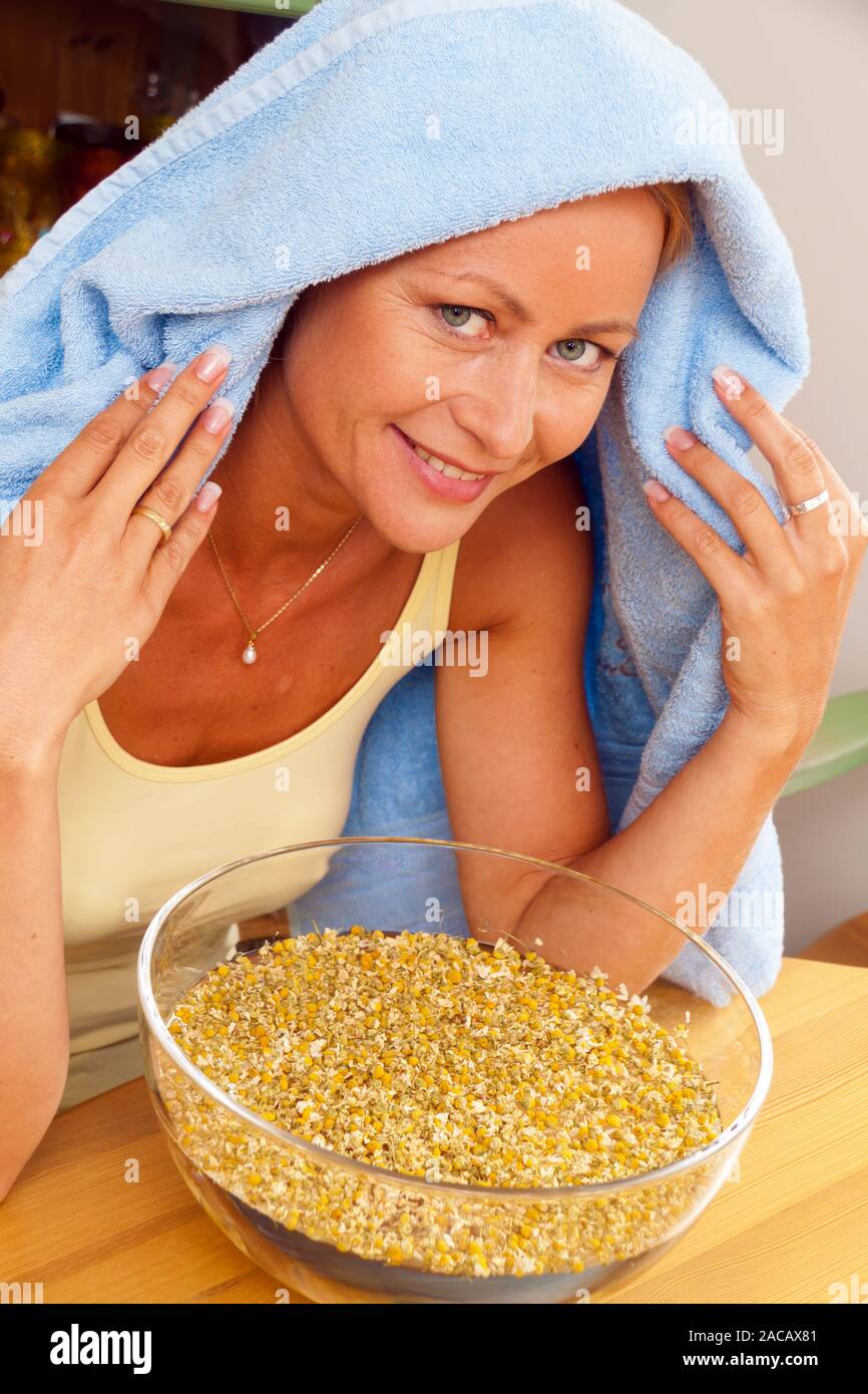 Frau mit einem kalten inhaliert Kamille Stockfoto