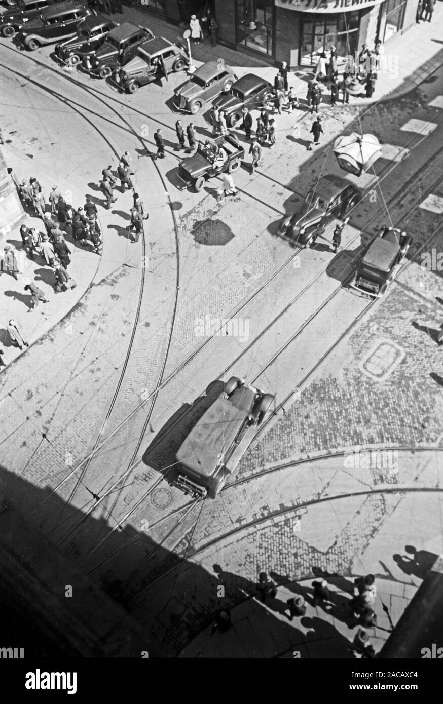 Luftaufnahme in Verkehr in der Leipziger Innenstadt, Sachsen, Deutschland, 1948. Luftaufnahme auf den Verkehr in der Innenstadt von Leipzig, Sachsen, Deutschland, 1948. Stockfoto