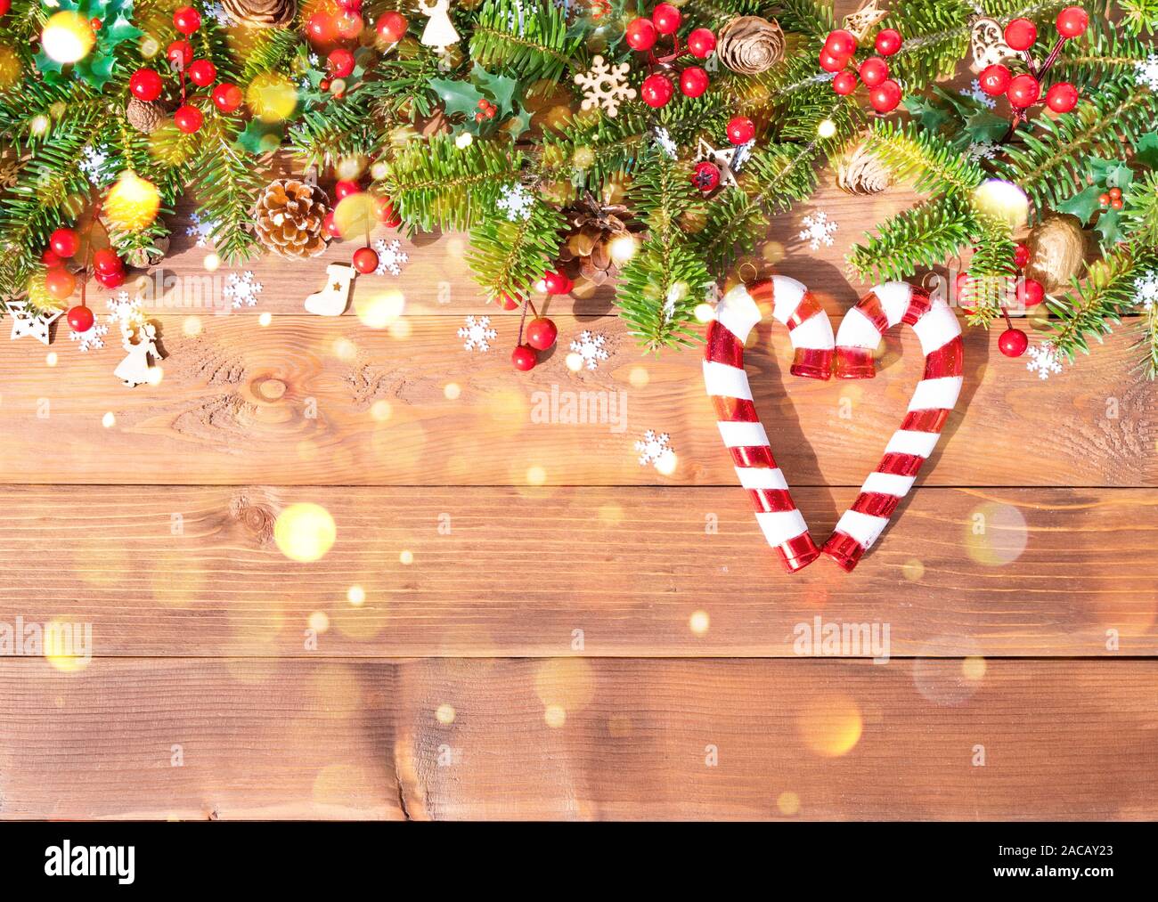 Weihnachten Hintergrund mit Tannenzweigen, Dekorationen und Bokeh Stockfoto