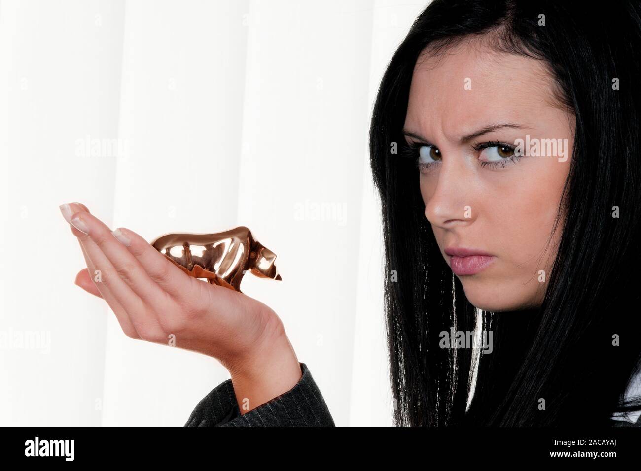 Frau mit Aktiensymbol Bär. Verlust auf die Aktienkurse. Stockfoto