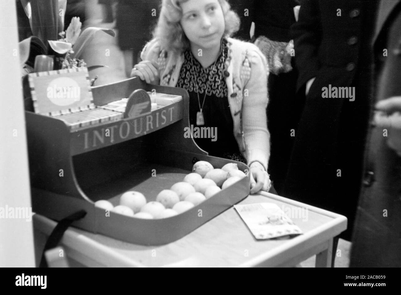 Eine Frau stellt ein Produkt der Intourist vor, Leipzig Deutschland 1949. Eine Frau ist shoowing aus ein Produkt der Intourist, Leipzig Deutschland 1949. Stockfoto