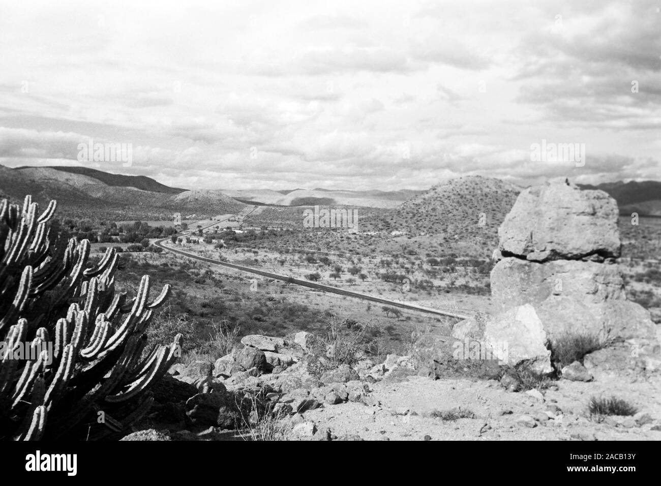 Wüste vor Sierra Madre, 1963. Wüste mit Sierra Madre in den Rücken, 1963. Stockfoto