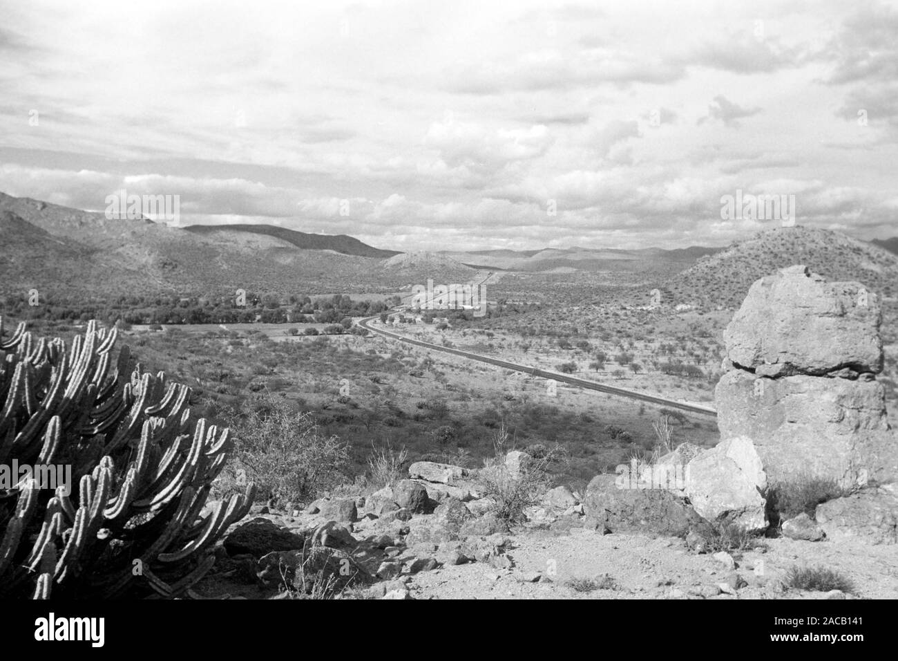 Wüste vor Sierra Madre, 1963. Wüste mit Sierra Madre in den Rücken, 1963. Stockfoto