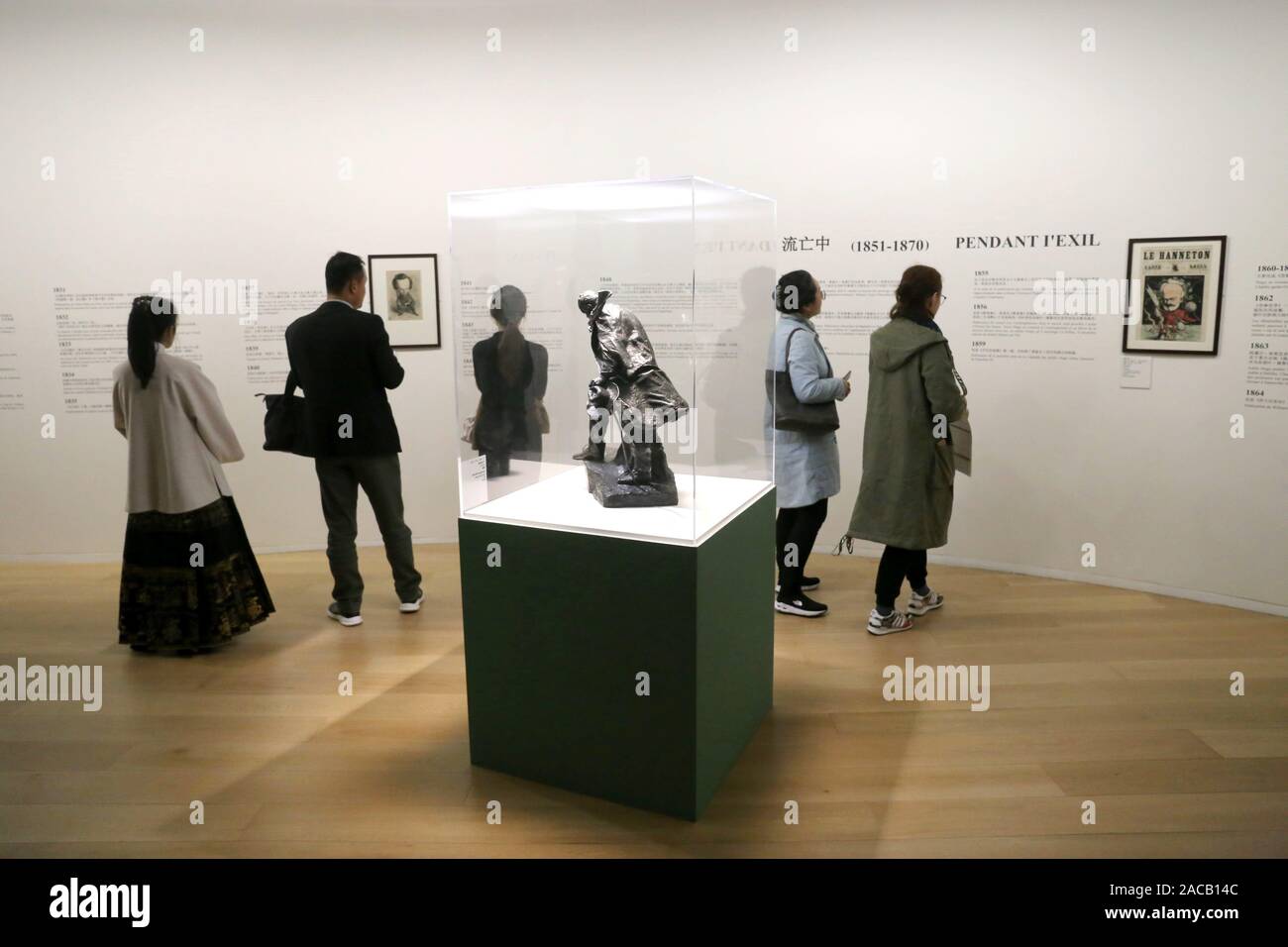 Dezember 2, 2019, Shanghai, Shanghai, China: ShanghaiÃ ¯ Â¼Å 'CHINA-Am 1. Dezember 2019, ''Victor Hugo: Das Herz des Genius'' wurde gemeinsam durch die Shanghai Pearl Art Museum und Paris Museum (ehemalige Residenz der Hugo, Paris). Die letzten vier Monate der Ausstellung ist die vollständige Ansicht der Hugo. Durch eine Reihe von Künstlern und Hugo die eigenen Werke das gesamte Spektrum des Lebens der Genius, einschließlich der chinesischen Komplex in die dekorative Kunst Werke zu zeigen, die ersten Konzentration des original Hugo's Gemälde und Skulptur, die für Hugo von Rodin. (Bild: © SIPA Asien über ZUMA Draht) Stockfoto