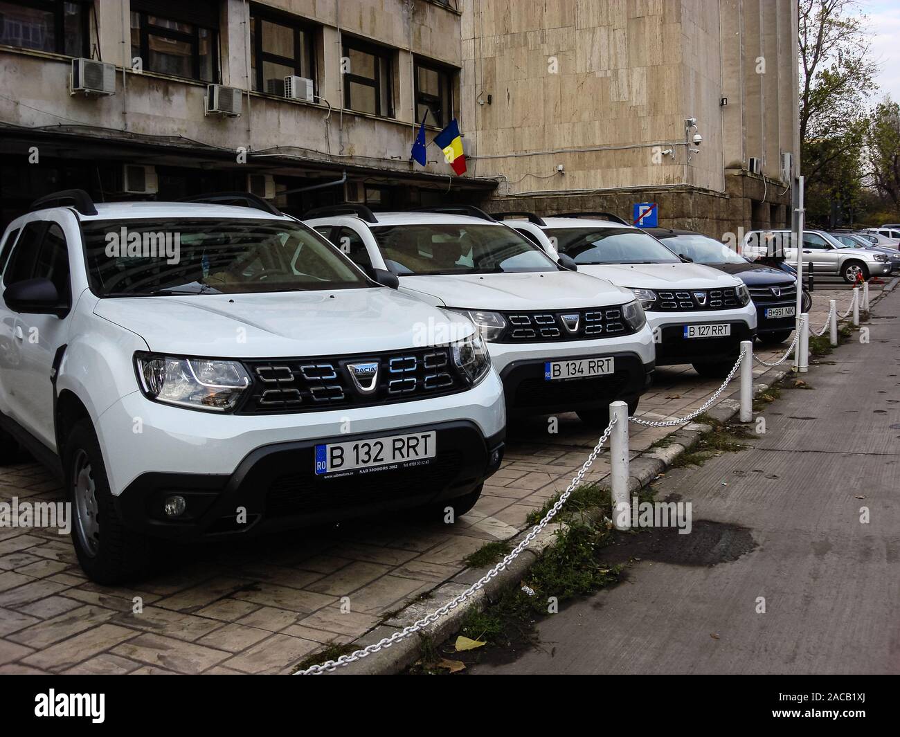 Weißer Dacia Duster Autos in Leitung geparkt auf der Straße in Bukarest, Rumänien, 2019. Stockfoto