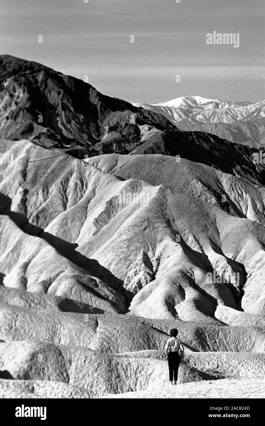 Reise durch Kalifornien, Zabriskie Point im Death Valley National Park, 1962. Reisen über Kalifornien, Zabriskie Point am Death Valley National Park, 1962. Stockfoto