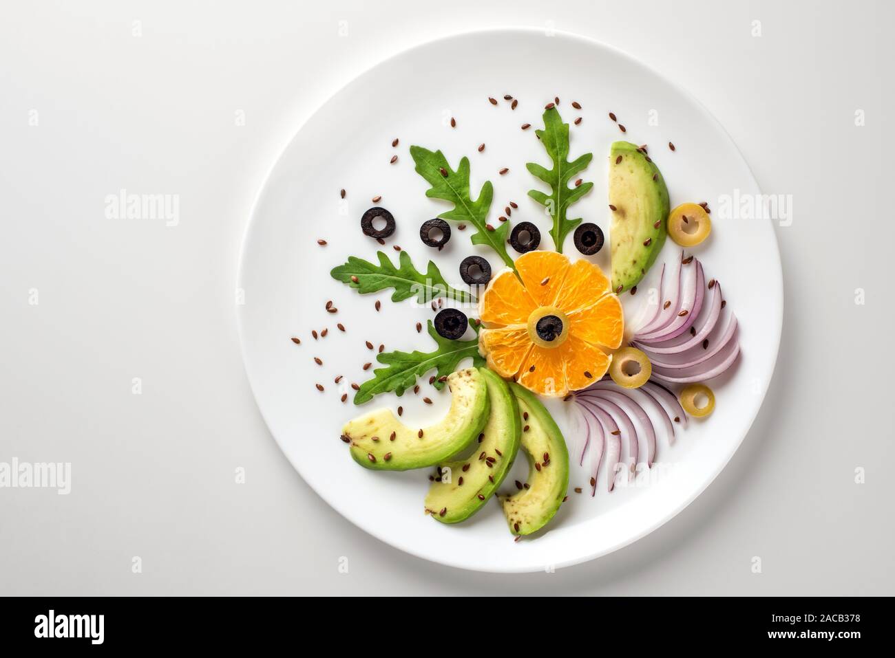 Der Salat von Gemüse und Obst ist ursprünglich eingerichtet. Stockfoto