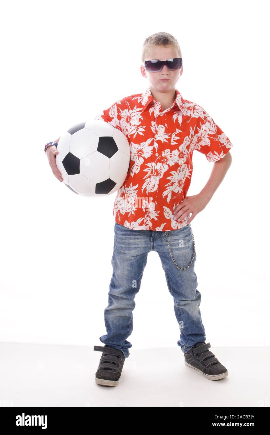 Junge spielt Fußball Stockfoto