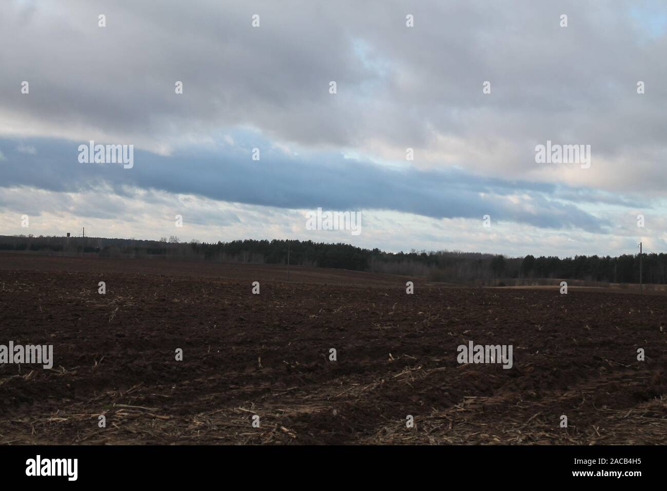 Leere Landschaft Straße in Reisen mit Wolken am Himmel in den ersten Winter Tag Stockfoto