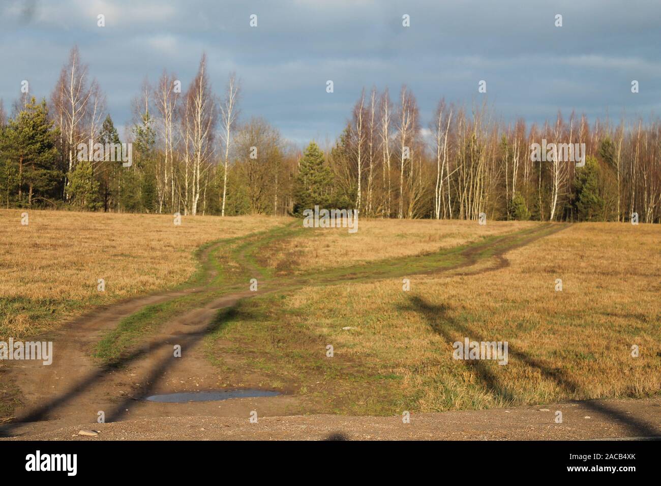 Leere Landschaft Straße in Reisen mit Wolken am Himmel in den ersten Winter Tag Stockfoto