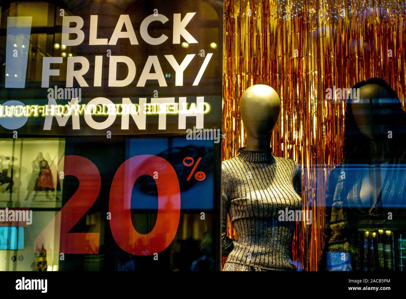 Schwarzer Freitag verkauf Banner im Shop Fenster Stockfoto