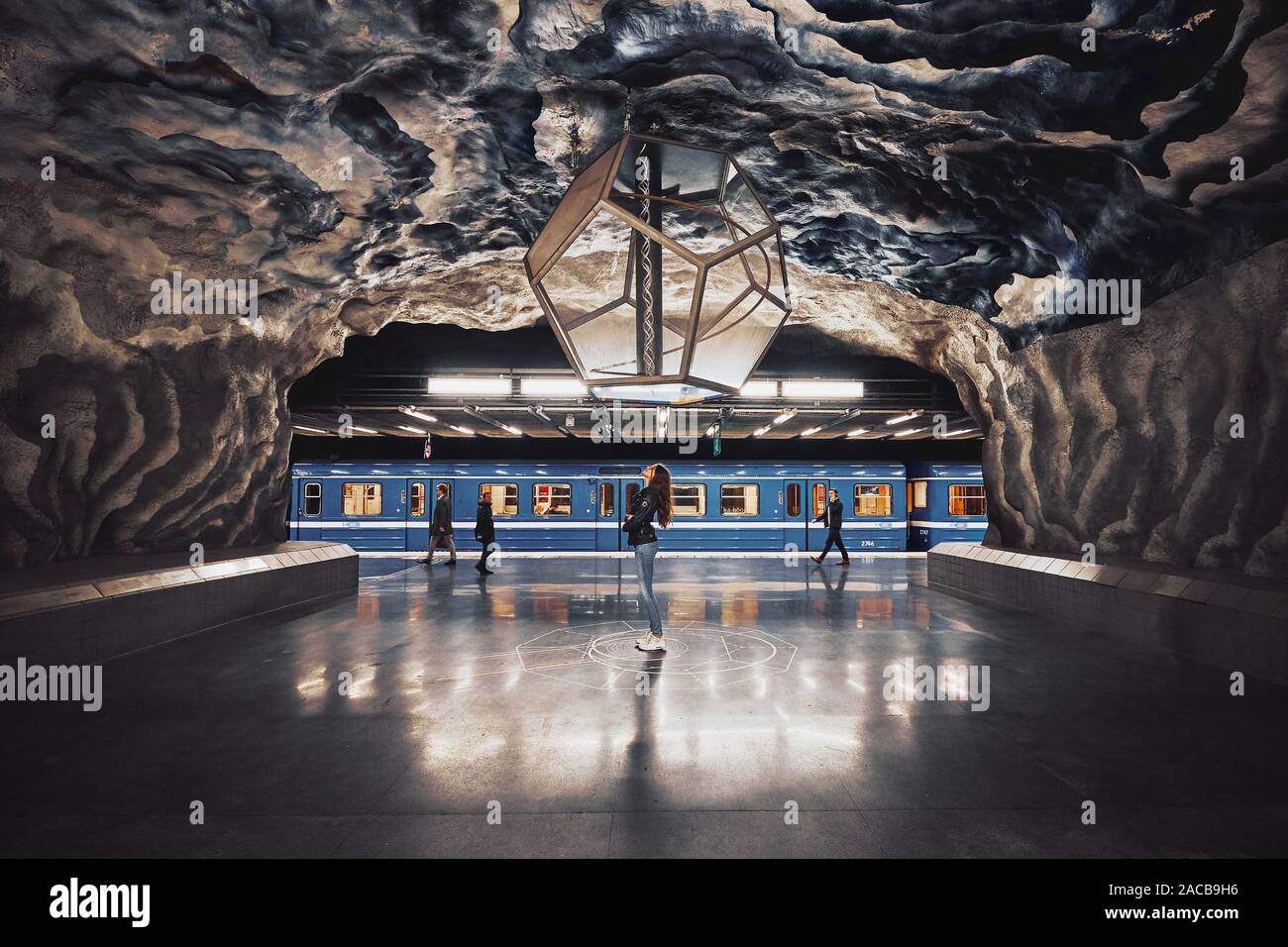 Die Kunstwerke und Verzierungen an der U-Bahn-Station Tekniska Hogskolan in Stockholm, Schweden Stockfoto