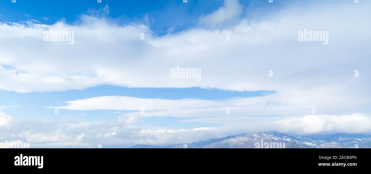 Licht blauer Himmel mit weißen Wolken tagsüber, natürlichen Hintergrund Foto Stockfoto