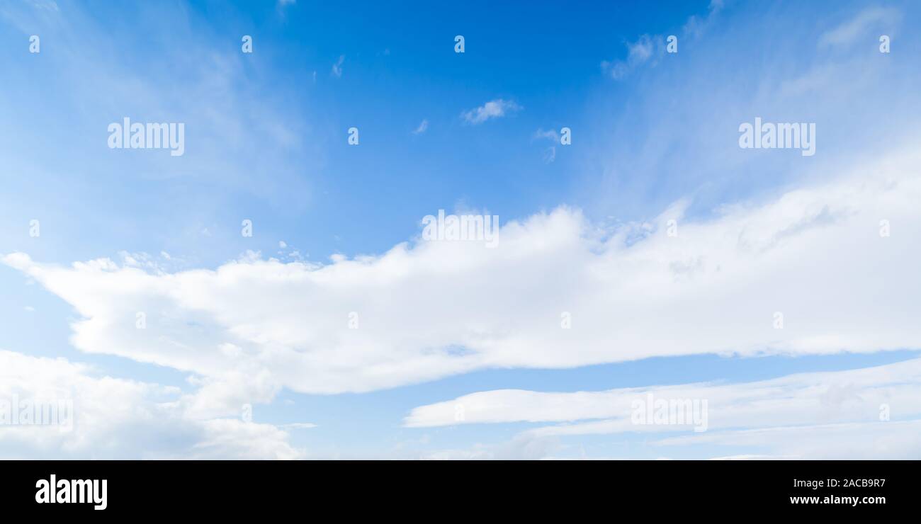 Licht blauer Himmel mit weißen Wolken, natürlichen Hintergrund Foto Stockfoto