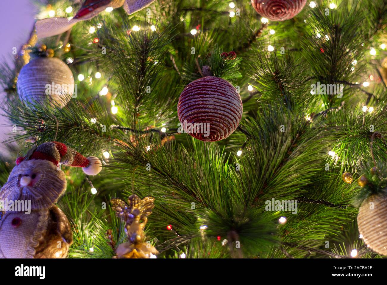 Geschmückten Weihnachtsbaum und Krippe auf einem unscharfen Hintergrund, und Sie können sehen, die Lichter und die warmen Farben, was es zu einem wahren Geist und Stimmung geben Stockfoto