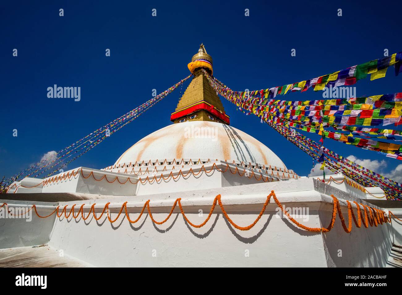 Bunte buddhistische Gebetsfahnen führt an die Spitze der Boudha Stupa in der Vorstadt Boudhanath Stockfoto