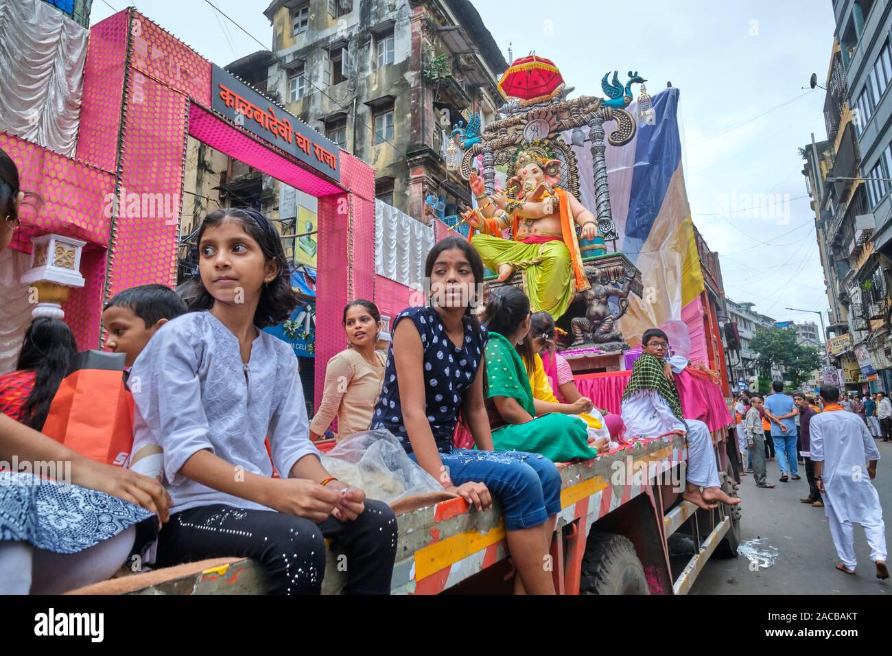 Während Ganpati (Ganesh) Festival in Mumbai, Indien, Teilnehmer Parade eine große Ganesh Abbildung a auf einem Lkw, um endlich im Arabischen Meer eintauchen Stockfoto