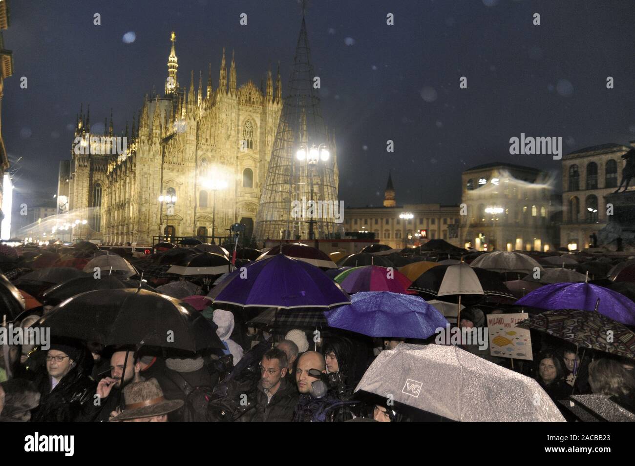 Mailand, 1. Dezember 2019 - Demonstration des ardines', die spontane antifaschistische Bewegung geboren auf Initiative einiger junger Leute aus Bologna und die verbreitete sich schnell in ganz Italien dank der sozialen Medien, mit Kundgebungen und Demonstrationen von Tausenden von Menschen in den Städten, im Protest gegen die Politik der Gewalt, Lügen und Fremdenfeindlichkeit der rechten Parteien, vor allem die Mattéo Salvini Liga und Fratelli d'Italia de Giorgia Meloni. Stockfoto