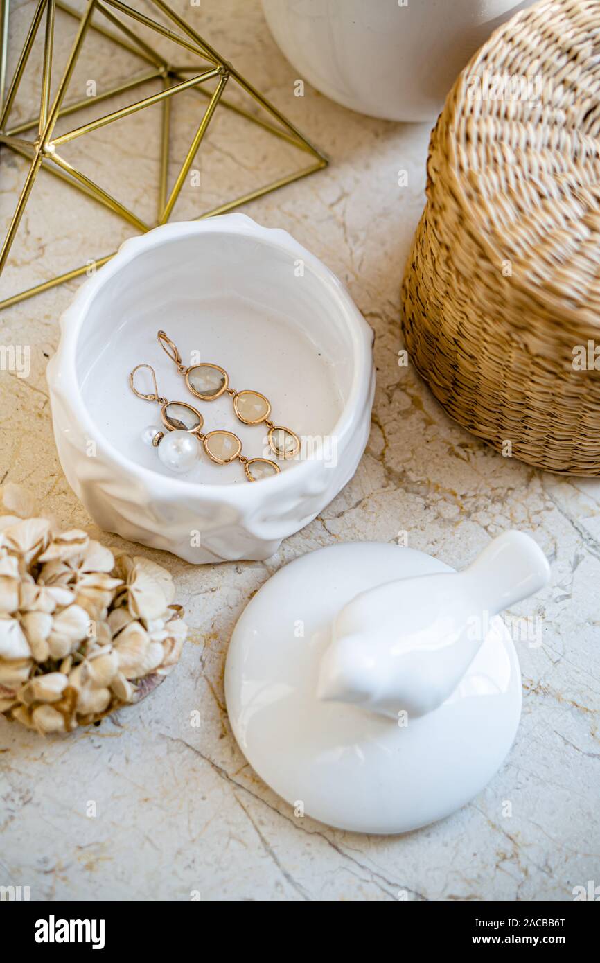 Country Style Home Decor Schmuck Und Weidenkorb Auf Marmor Tisch Close Up Stockfotografie Alamy