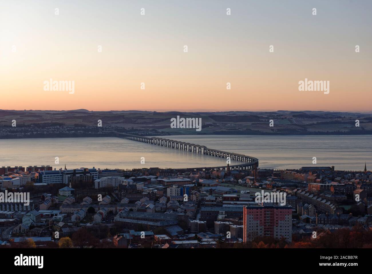 Blick auf die Tay Bridge aus dem Gesetz in Dundee, an einem kalten Novembermorgen, mit Wormit und Fife in der Ferne. Stockfoto