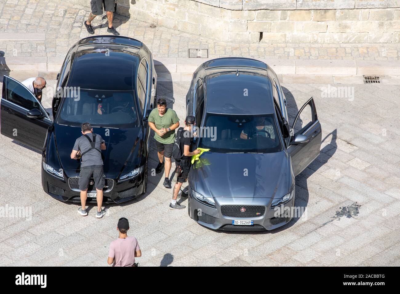 Matera, Italien - September 15, 2019: Bond 25, Jaguar Cars bereit, die Szenen aus dem Film "keine Zeit" in Sassi, Matera, Italien zu sterben, um zu schießen. Stockfoto