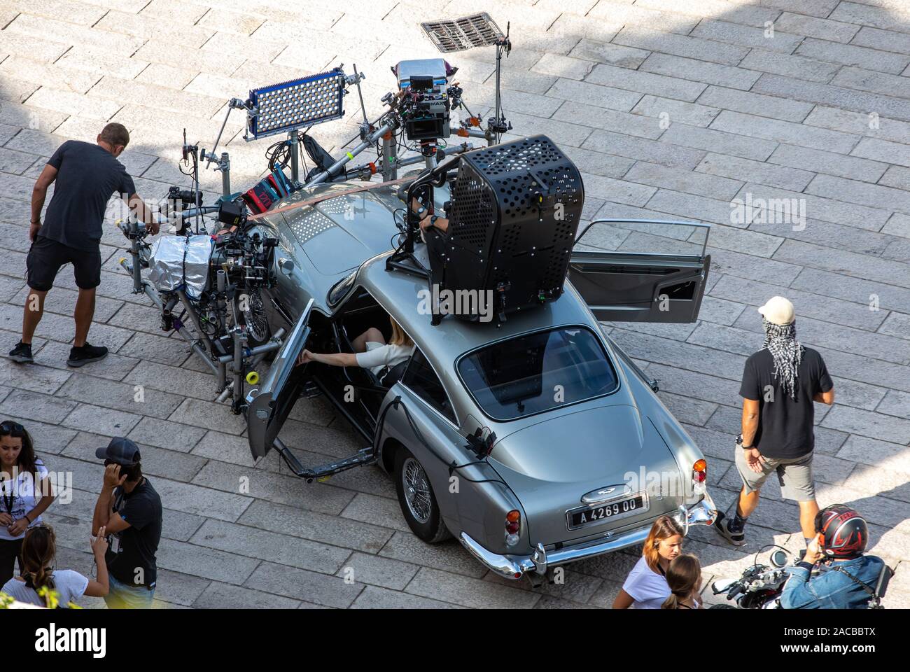 Matera, Italien - September 15, 2019: Bond 25, Aston Martin DB5 mit allen Geräten für die Aufnahme von Chase Szenen aus dem Film "keine Zeit" in Sassi, Matera, Italien zu sterben. Stockfoto