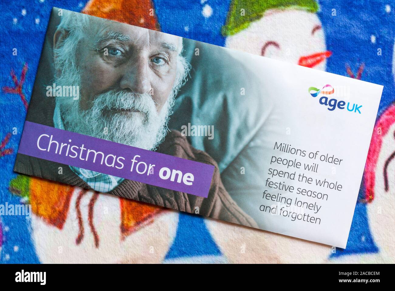 Post auf Weihnachten mat - Weihnachten für eine Mail von Alter UK, Millionen von älteren Menschen wird die ganze Weihnachtszeit verbringen, einsam und vergessen Stockfoto