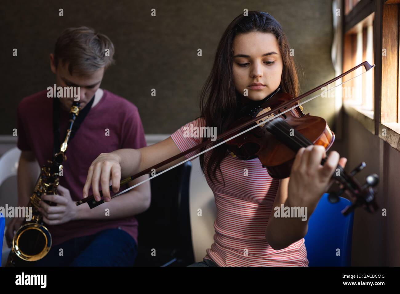 Teenage Musiker proben Stockfoto