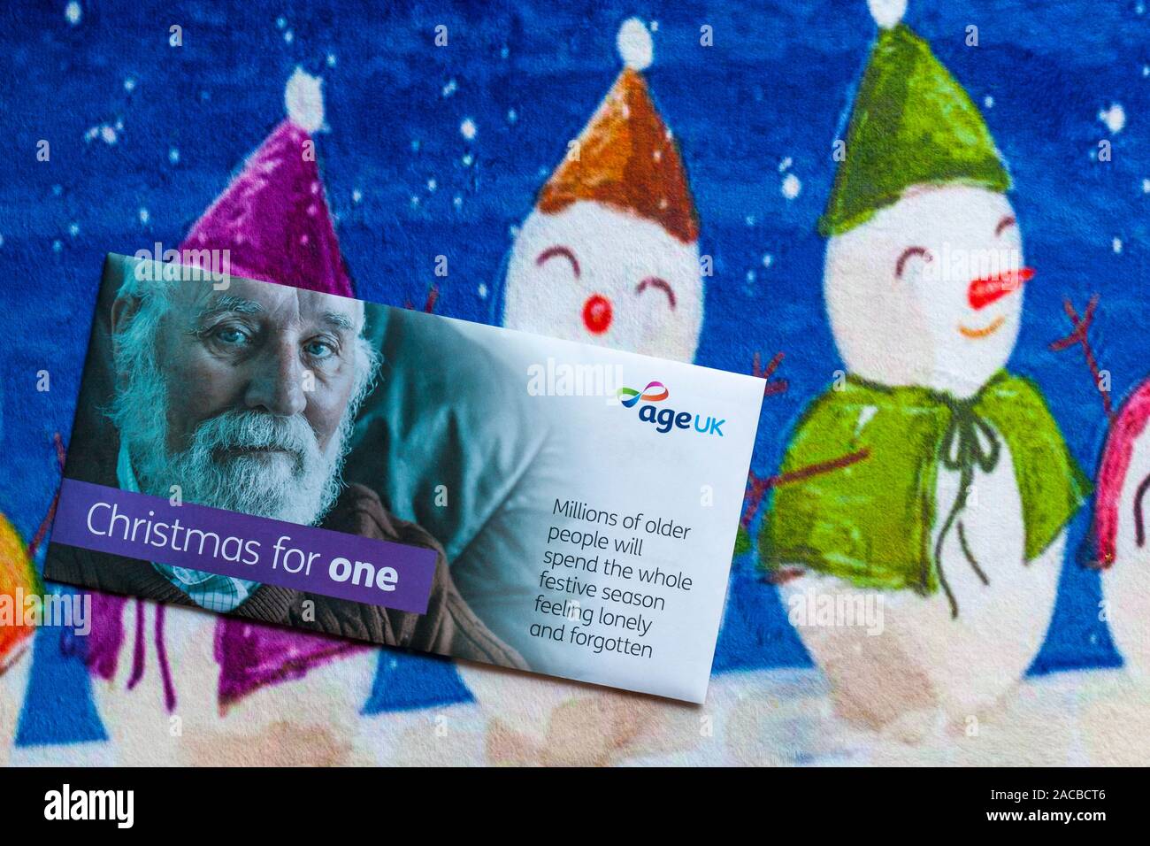 Post auf Weihnachten mat - Weihnachten für eine Mail von Alter UK, Millionen von älteren Menschen wird die ganze Weihnachtszeit verbringen, einsam und vergessen Stockfoto