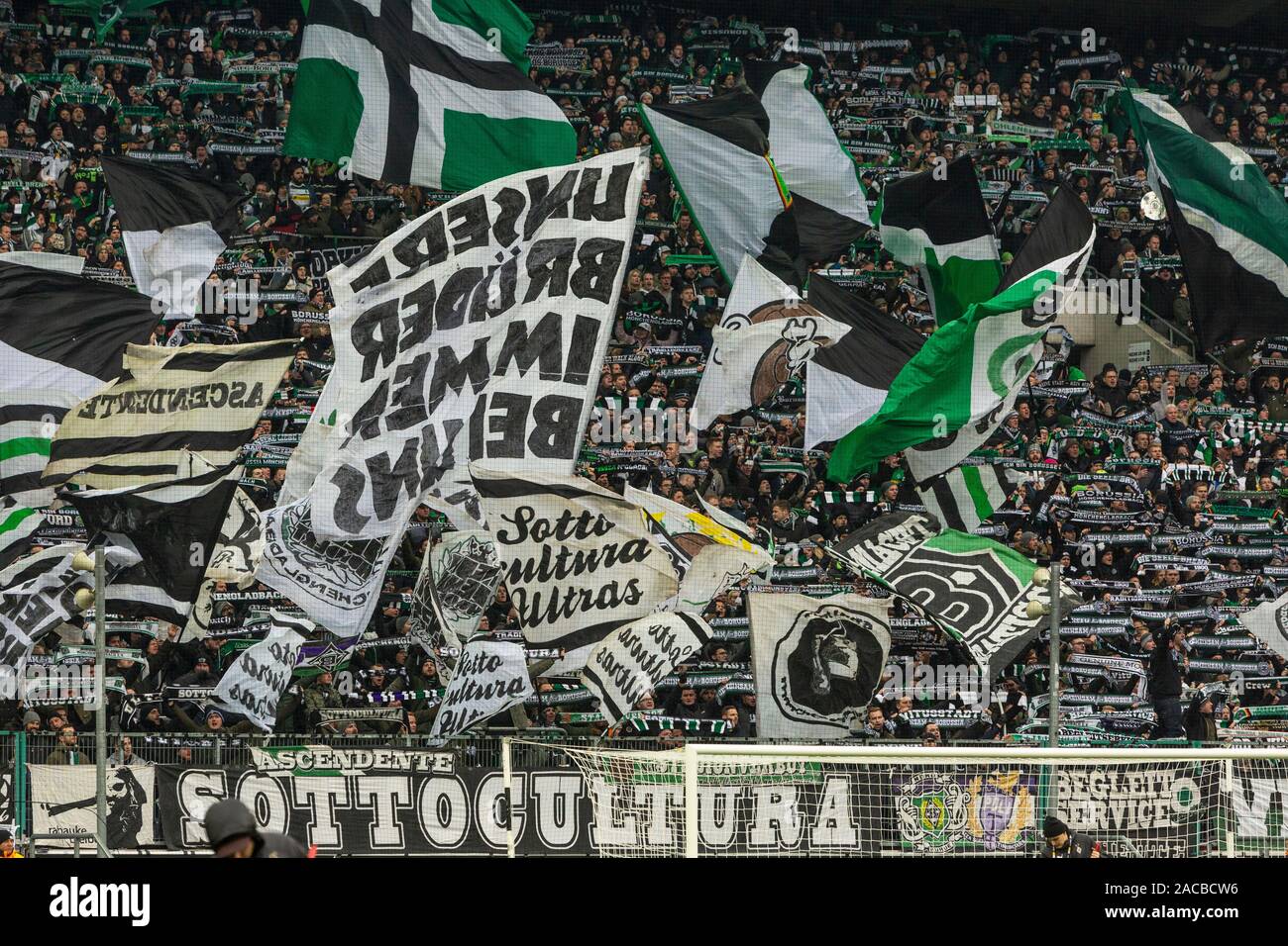 Sport, Fußball, Bundesliga, 2019/2020, Borussia Mönchengladbach gegen den SC Freiburg 4-2, Stadion Borussia Park, Besucher, Gladbach Fußball-Fans in der Nordkurve, Fahnen, DFL-Bestimmungen verbieten die Verwendung von Fotografien als BILDSEQUENZEN UND/ODER QUASI-VIDEO Stockfoto