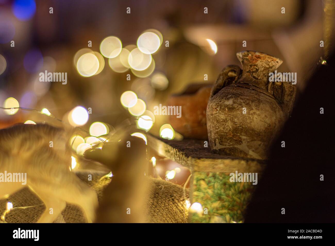 Geschmückten Weihnachtsbaum und Krippe auf einem unscharfen Hintergrund, und Sie können sehen, die Lichter und die warmen Farben, was es zu einem wahren Geist und Stimmung geben Stockfoto