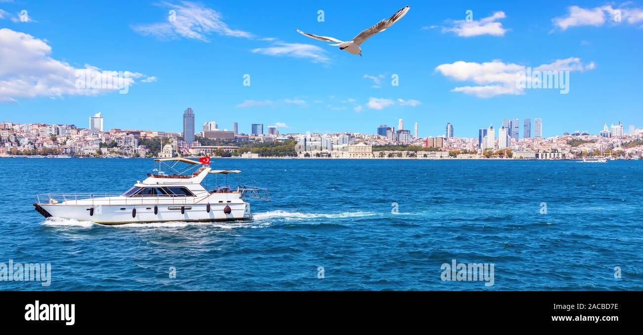 Yacht im Bosporus und Besiktas, Istanbul Stockfoto