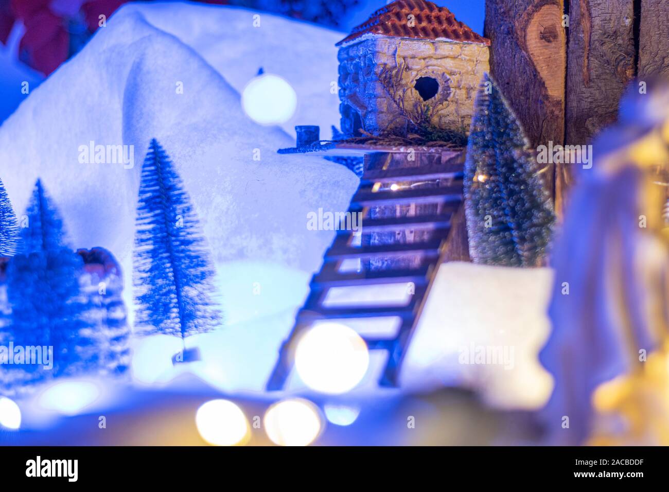 Geschmückten Weihnachtsbaum und Krippe auf einem unscharfen Hintergrund, und Sie können sehen, die Lichter und die warmen Farben, was es zu einem wahren Geist und Stimmung geben Stockfoto