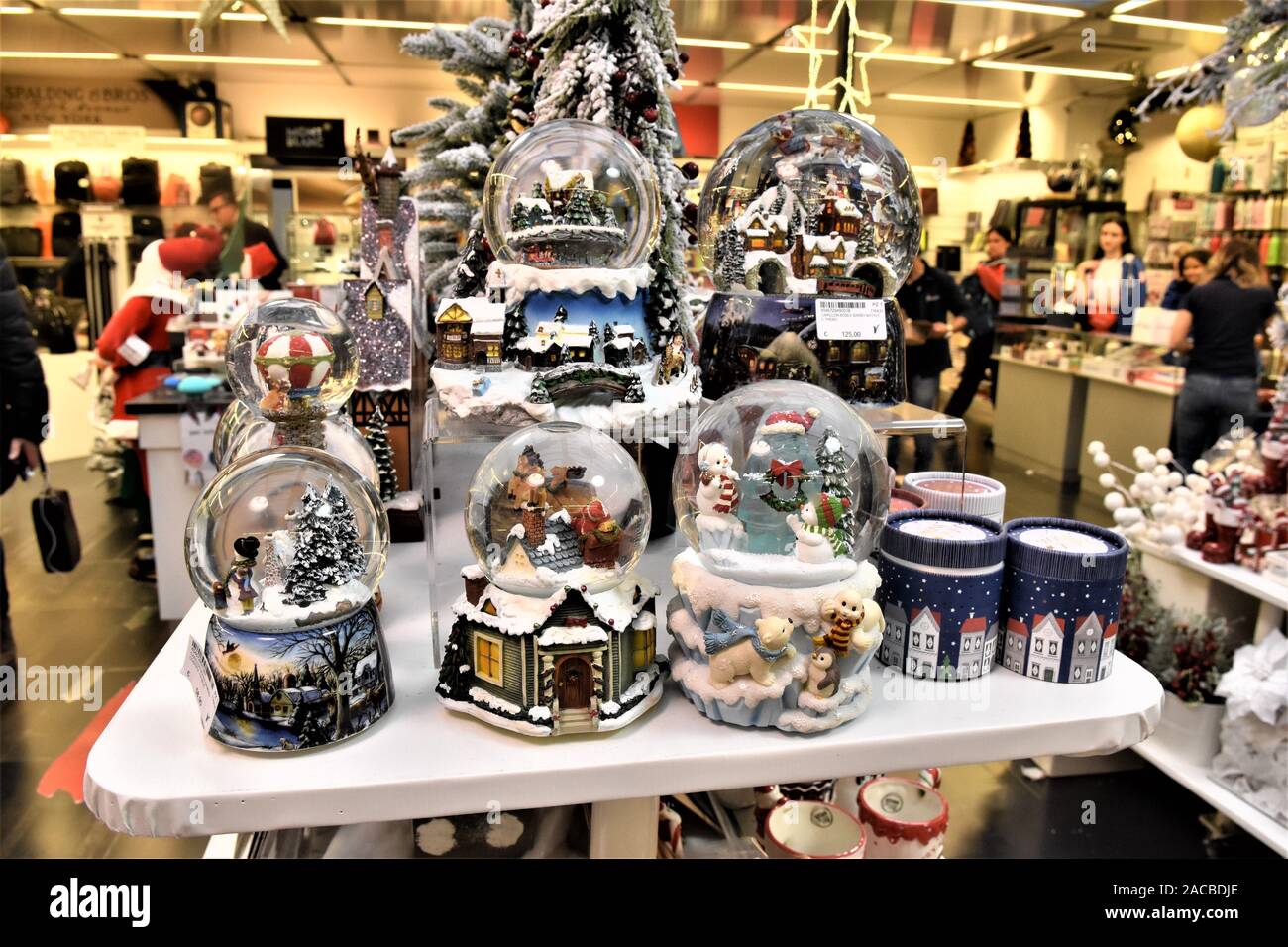 Kleine WEIHNACHTEN GEBÄUDE MIT SCHNEE UNTER GLAS INNEN VERTECCHI'S DEKORATIONEN STORE IN ROM Stockfoto