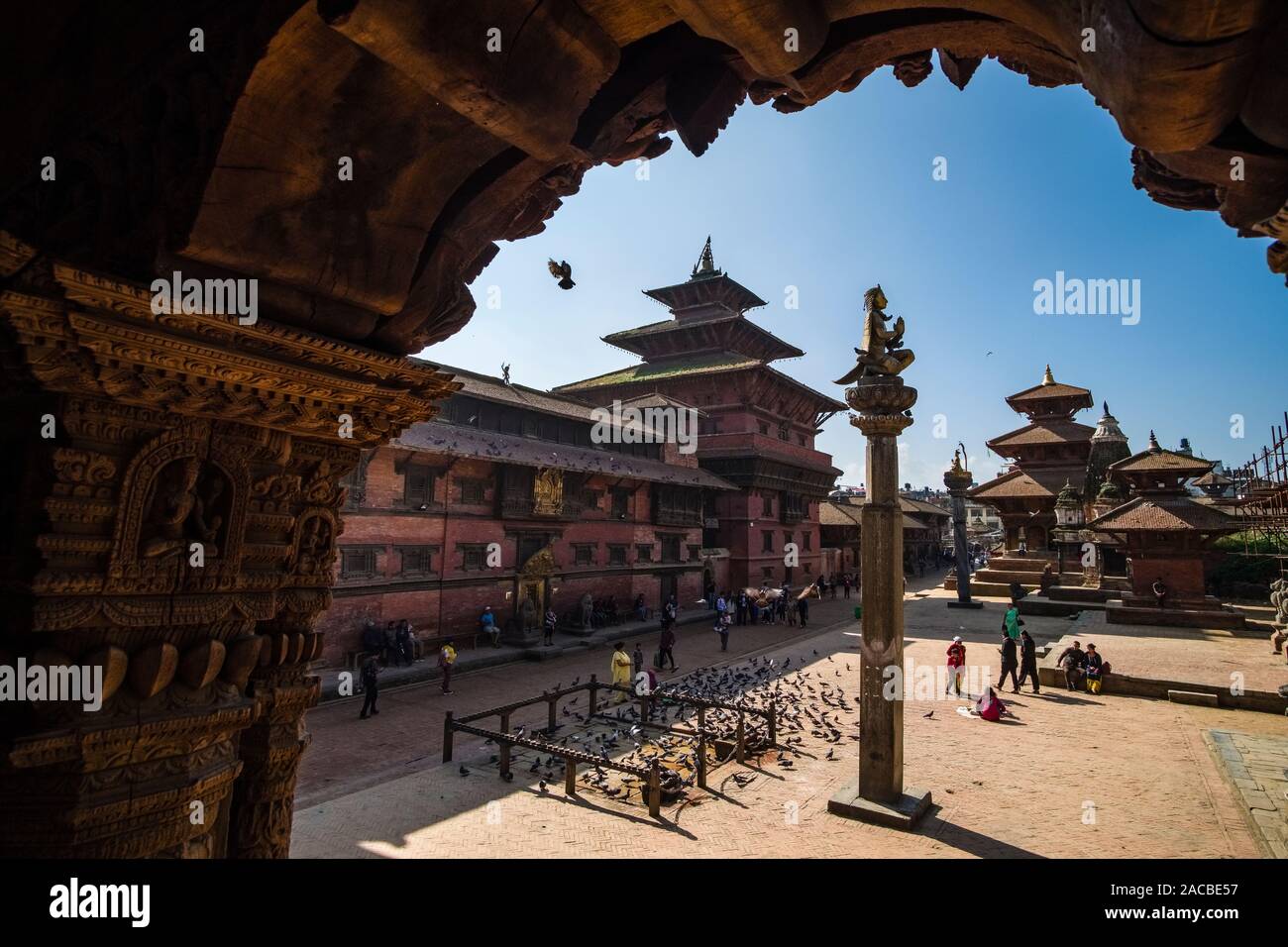 Tempel und den goldenen Garuda Statue auf Patan Durbar Square, eine der wichtigsten Touristenattraktionen der Stadt Stockfoto