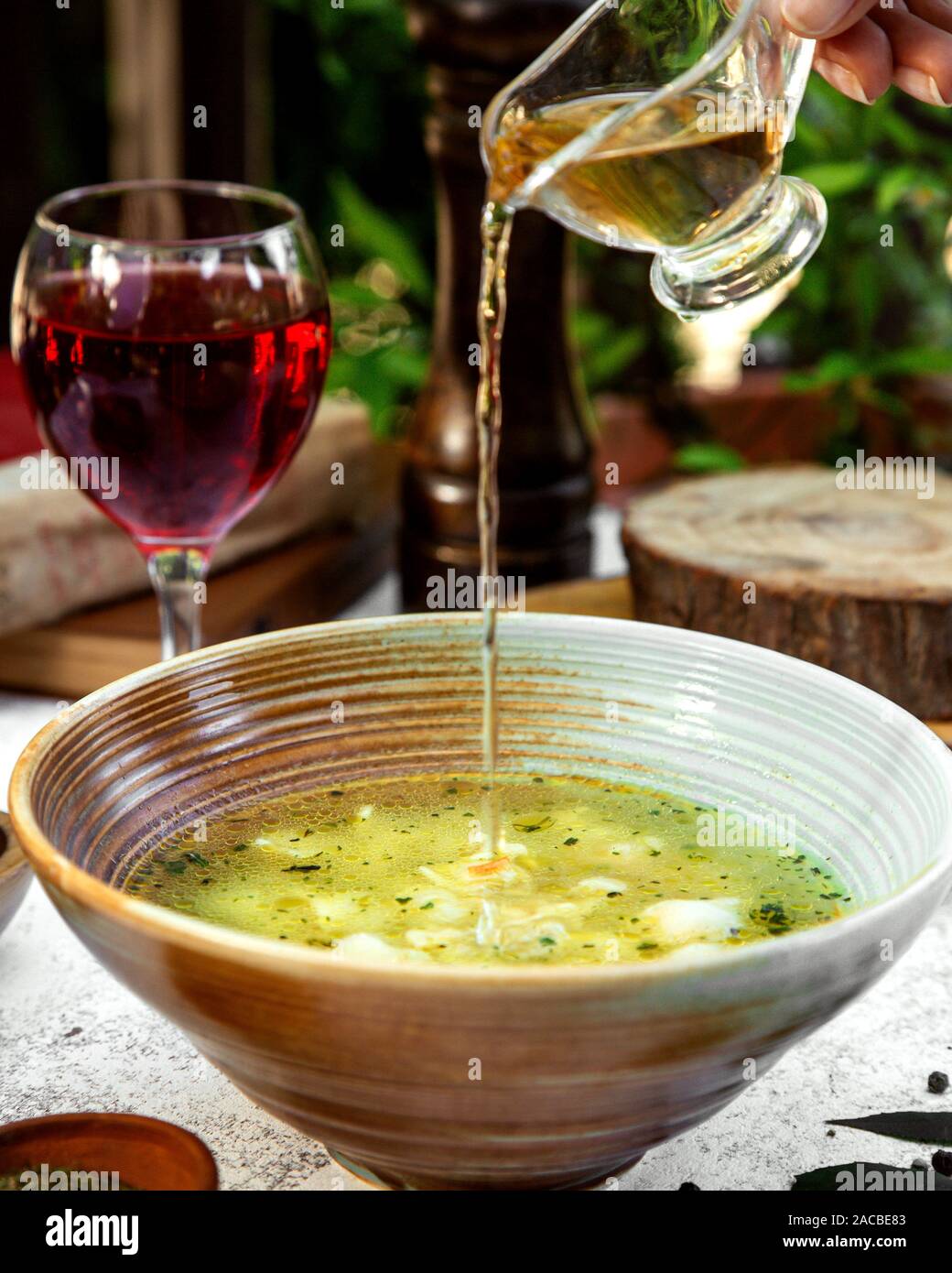 Traditionelle аzeri dyushbara mit getrocknete Minze und Essig Stockfoto