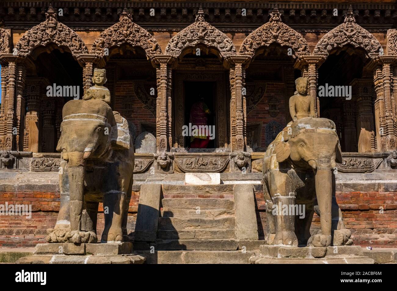 Elefant Statuen bewacht die Vishwanath Tempel auf Patan Durbar Square, eine der wichtigsten Touristenattraktionen der Stadt Stockfoto