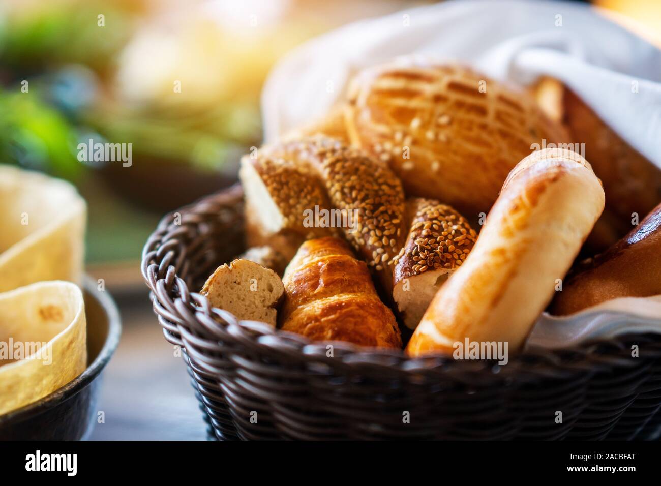 Ein leckeres Brot und Backwaren Warenkorb fo ein gesundes Frühstück. Stockfoto