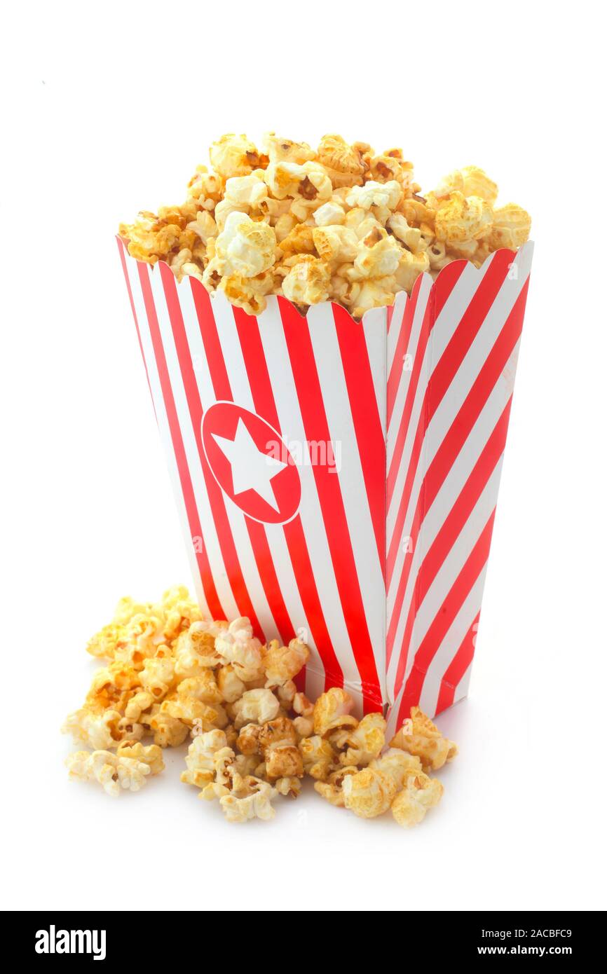 Popcorn in eine Box isoliert auf weißem Papier Stockfoto