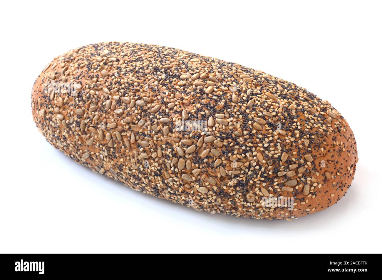 Ein Laib Mehrkornbrot isoliert auf weißem Stockfoto
