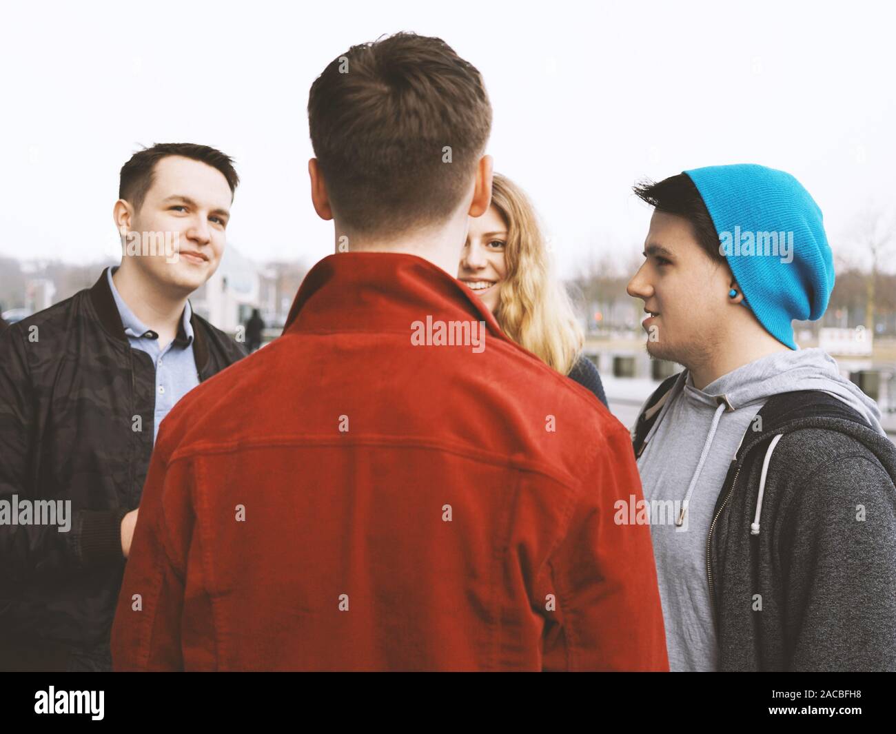 Gruppe von vier jungen Teenager Freunde sprechen und gemeinsam lachen, ehrliche Menschen, gefilterten Bild Stockfoto