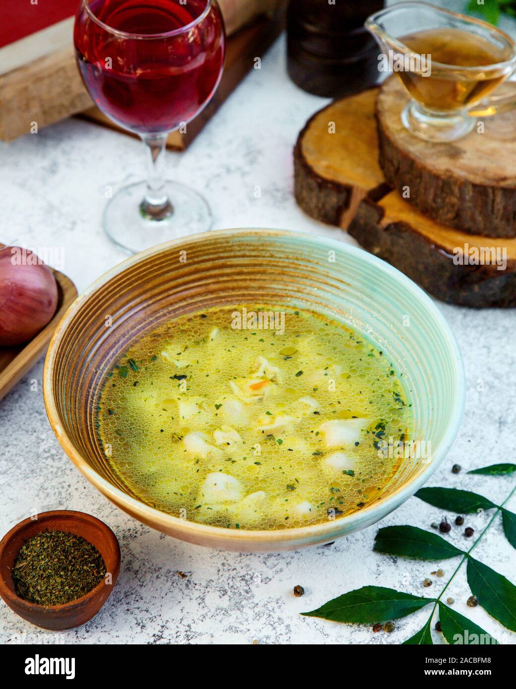 Traditionelle аzeri dyushbara mit getrocknete Minze und ein Glas Saft Stockfoto