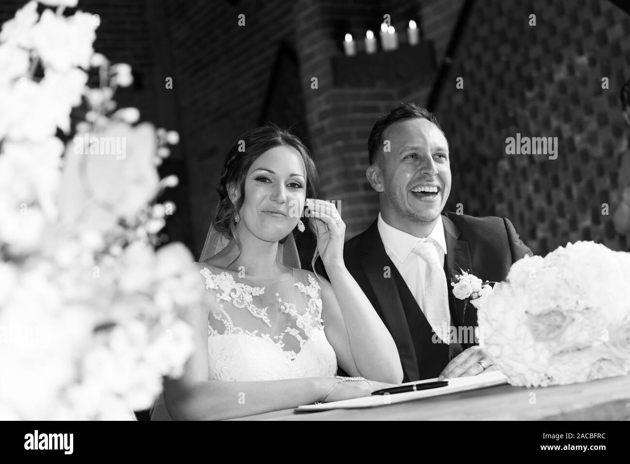 Eine lächelnde Frau und ein Bräutigam, die glücklich und verliebt an ihrem Hochzeitstag lachen, Hochzeitsfotografie Stockfoto