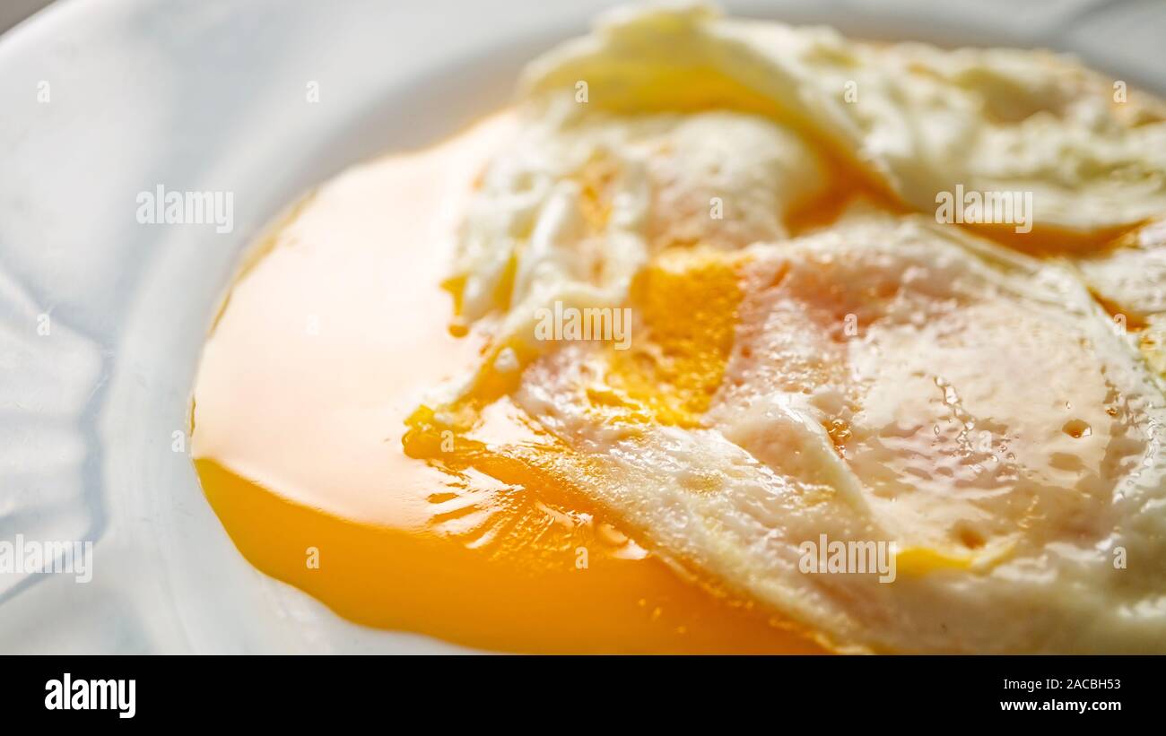 Pochiert, über einfache, Frühstück, Filmmaterial, Frühstück gebraten, Olivenöl, pochiertes Ei, weich gekochte Eier. Stockfoto
