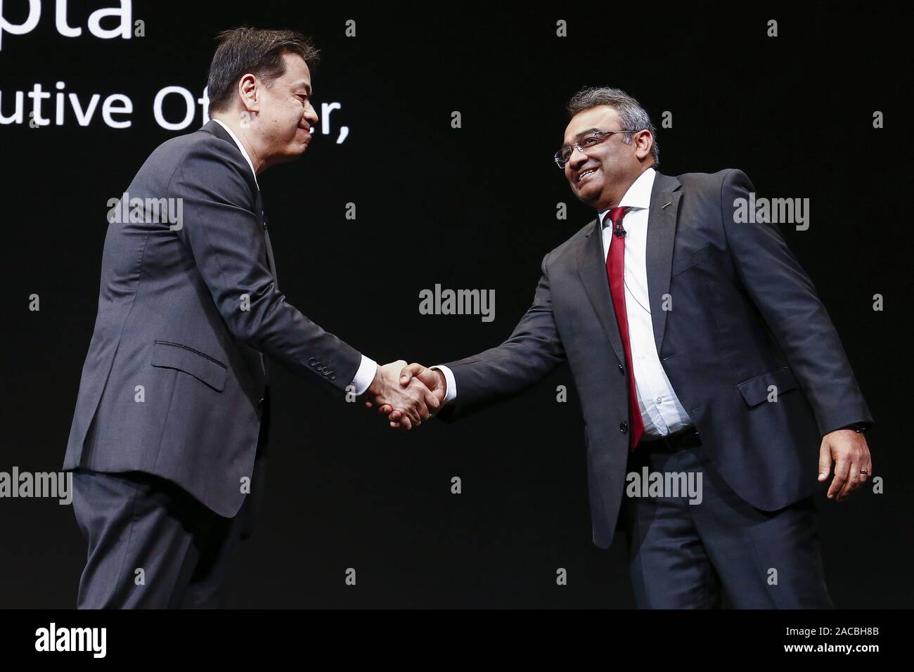 Yokohama, Japan. 2. Dez, 2019. (L) Der neue Präsident und CEO von Nissan Motor Makoto Uchida schüttelt Hände mit Nissan COO Ashwani Gupta während einer Pressekonferenz am Hauptsitz des Unternehmens in Yokohama, in der Nähe von Tokio. Credit: Rodrigo Reyes Marin/ZUMA Draht/Alamy leben Nachrichten Stockfoto