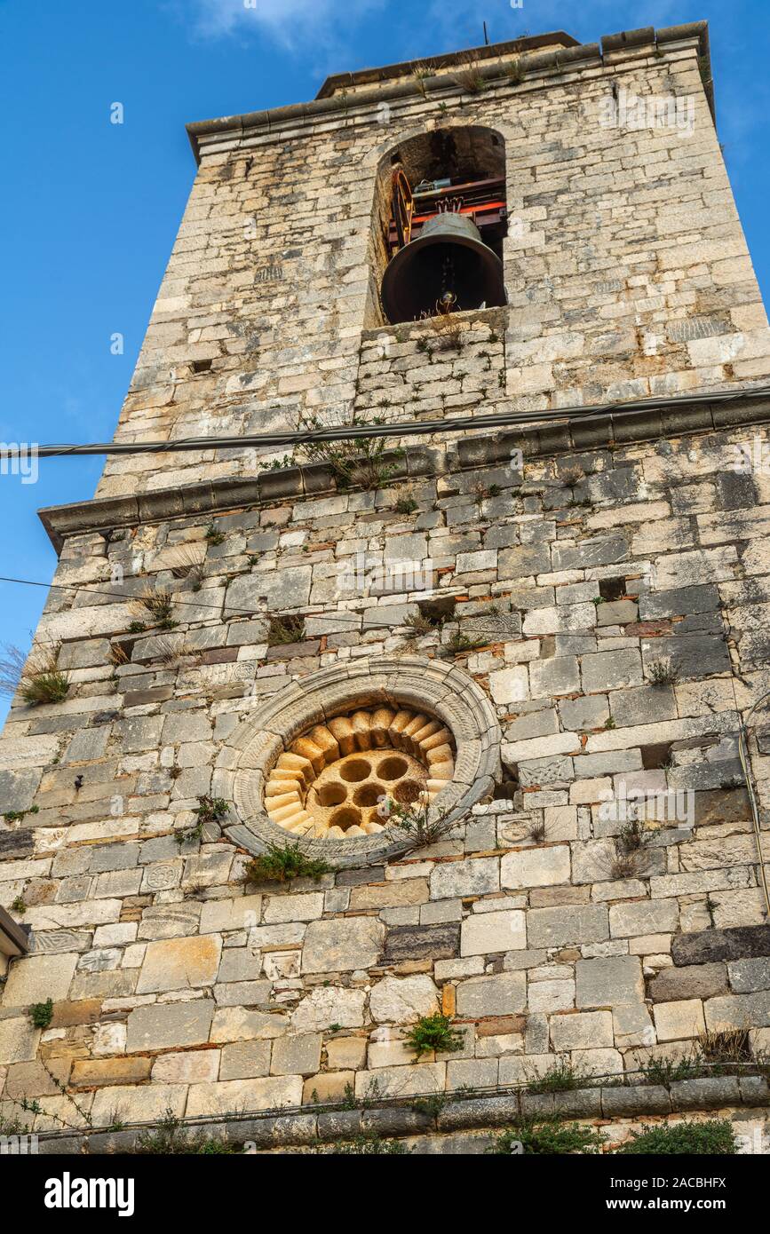 Glockenturm mit seltsamen Rosette, Bagnoli del Trigno. Molise Stockfoto