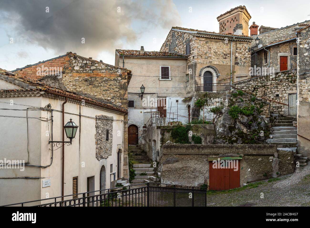 Spontane Architektur der einen Blick auf die Stadt, Bagnoli del Trigno Stockfoto