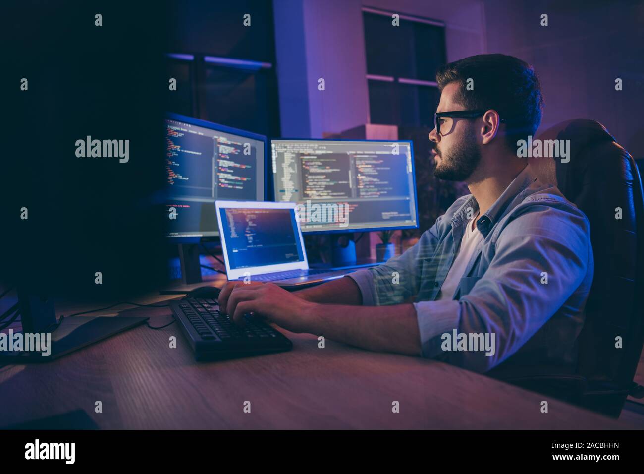 Profil Seitenansicht Porträt seiner er schöne attraktive qualifizierte Smart konzentriert konzentrierte Kerl Berater schreiben script Erstellen neuer Digital Desktop app Stockfoto