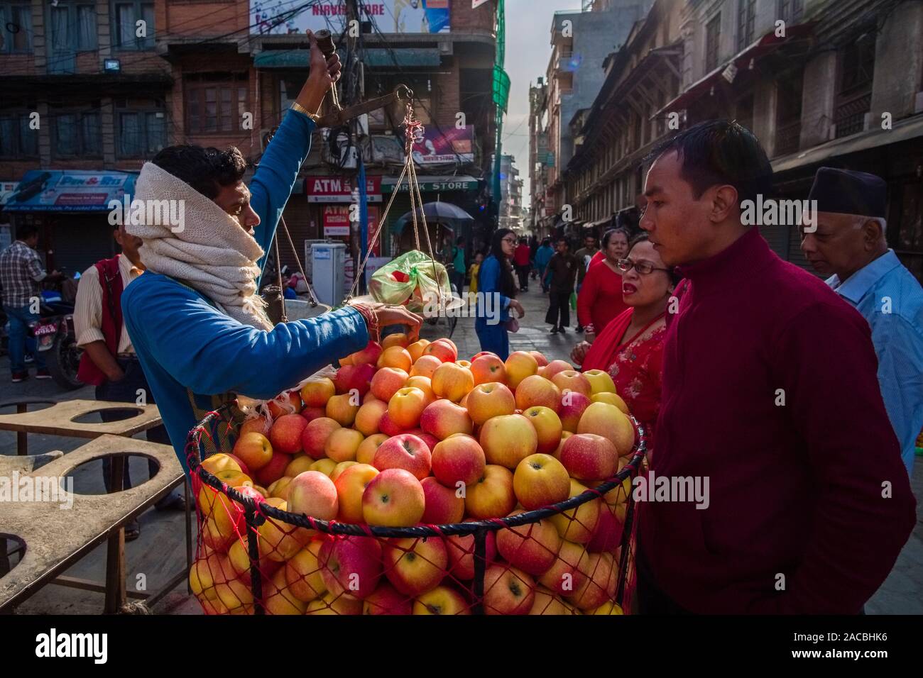 Straßenhändler verkaufen Äpfel auf dem lokalen Markt Stockfoto